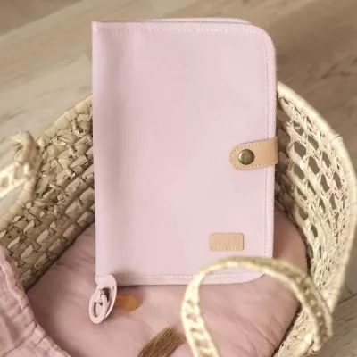 Housse carnet de santé BEABA en toile rose poudré