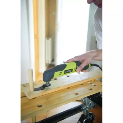 RYOBI - Multitool 200W - 10 000-20 000 osc/min - oscillation 3° - Livré en sac avec 2 lames, 1 plateau ponçage & abrasifs - R