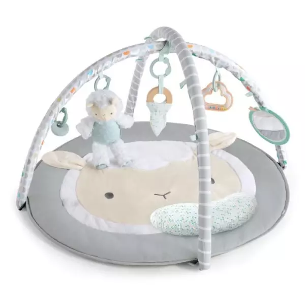 INGENUITY Tapis d'éveil tout confort Petit Mouton, Arche de jeu amovible avec 5 jouets détachables