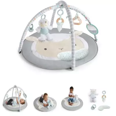 INGENUITY Tapis d'éveil tout confort Petit Mouton, Arche de jeu amovible avec 5 jouets détachables