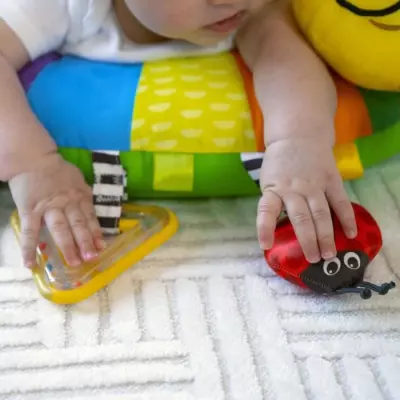 Coussin d'activités multisensoriel pour jeux a plat ventre - BABY EIN