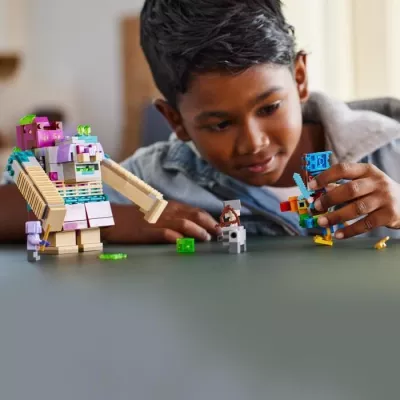 LEGO 21257 Minecraft Legends L'Attaque du Dévoreur, Jouet de Construc