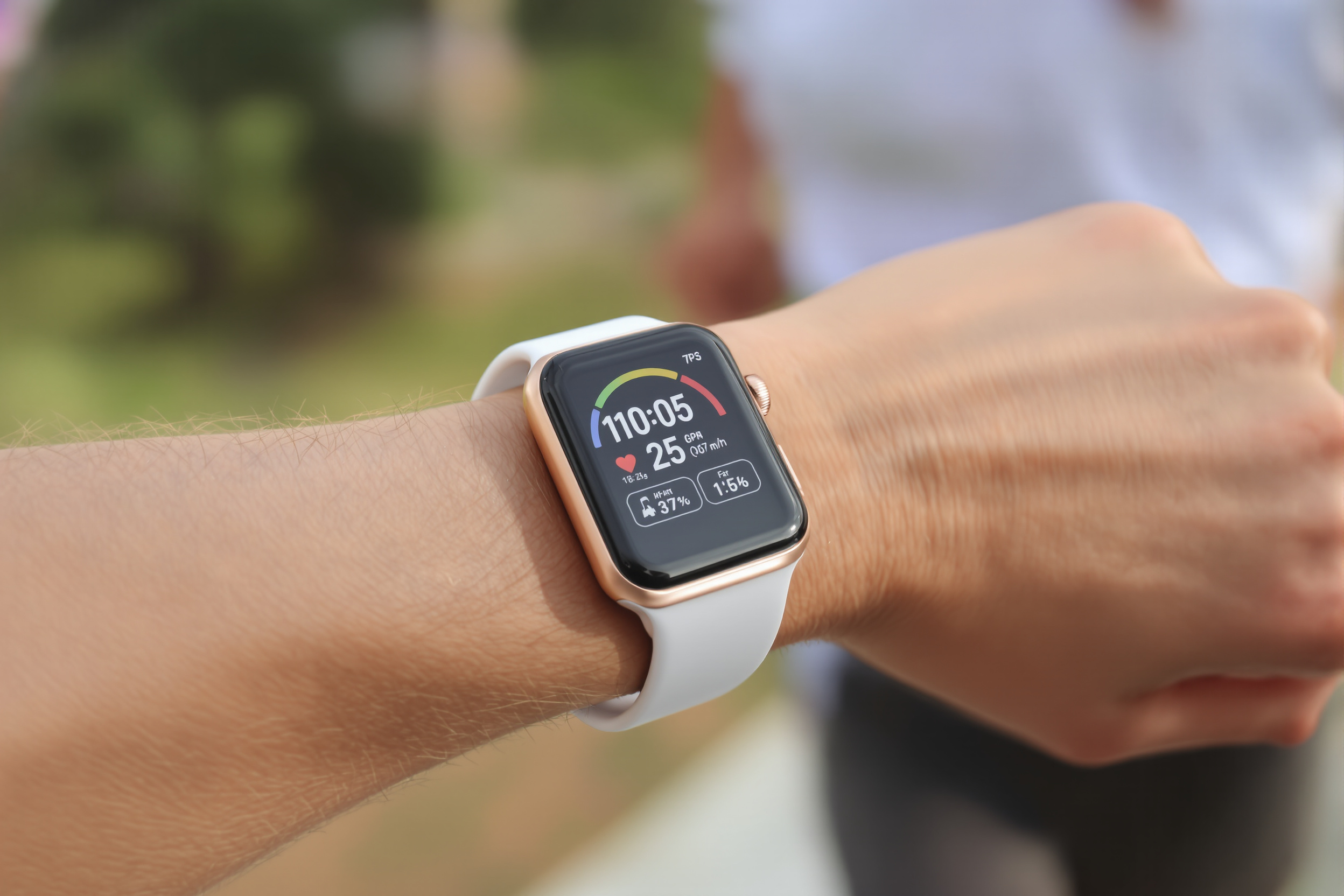 Montre connectée sport rose gold lors d'un entraînement